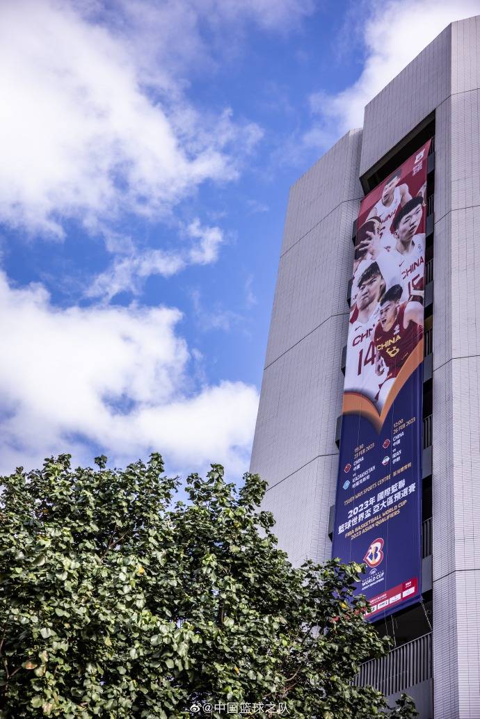 周琦,赵睿,王哲林,郭艾伦的宣传海报还挂到了高楼的楼上.