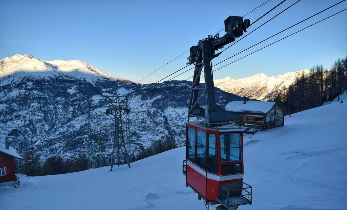 的卡瓦莱塞镇是雪山行最重要的中转站之一,这里经营着两条缆车路线