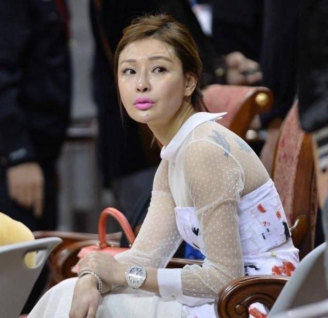老板娘,曾给易建联上亿合同,后背纹身有气质_吴迪_球员_广东宏远队