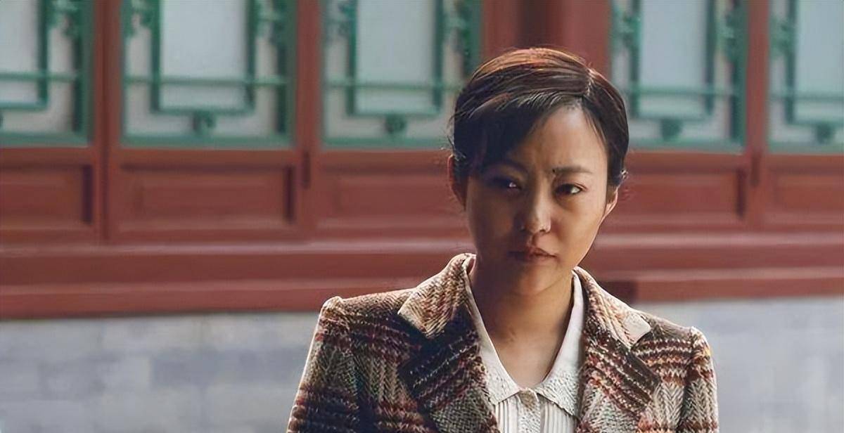 比如《姐妹》中的小麦,这部电视剧是1998年拍的,那时候郝蕾很年轻,她