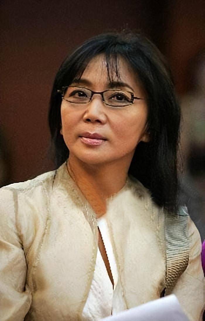 悲情歌唱家李默:暗恋周润发,怀孕后遭家暴离婚,人生现状如何?