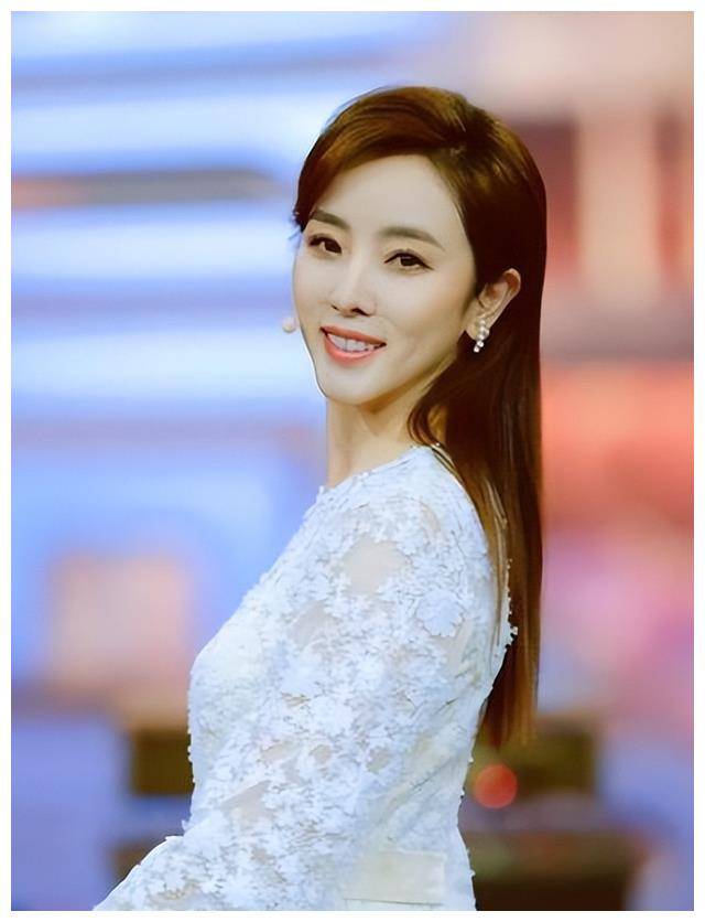 主持人现状:李思思不及张蕾,蛇精脸遭质疑,朱军出错,小尼婚变_小妮