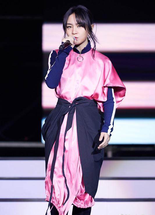 同是选秀出道,在舞台穿着上,周笔畅真该和郁可唯学习下!