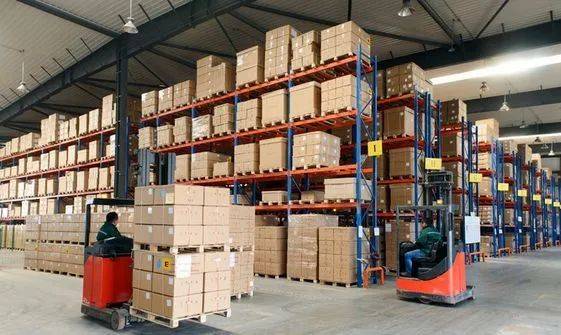 规模较大的仓库要求建立方位卡片制度,即将仓库所有药品的存放位置