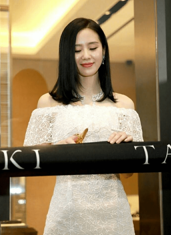 刘诗诗出席活动,大秀美人锁骨天鹅颈,只是脸部油光锃亮太显尴尬