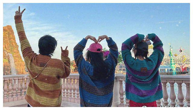 躺异性怀里隔空比心,细节暴露婚姻现状_吴奇隆_戒指_不知道