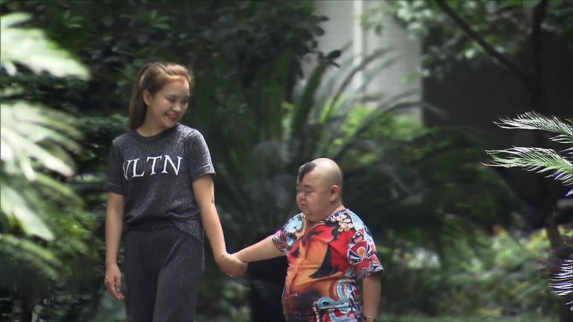 重庆1米2小男人娶1米65女演员,买7套房开豪车,却担心孩子长不高_张荣