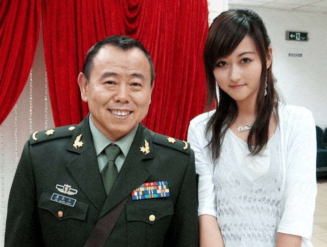 娱乐圈军衔高到惊人的十位演员_杜旭东_少将_大校