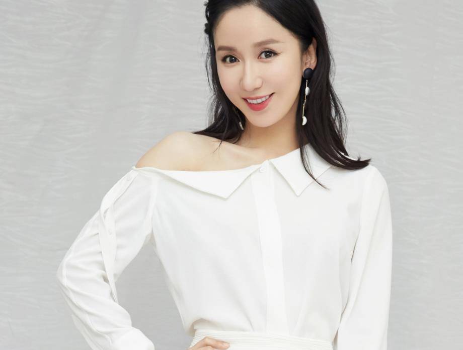 娄艺潇出镜被网友吐槽认不出,风格和说话方式就像一位土味主播_胡一菲