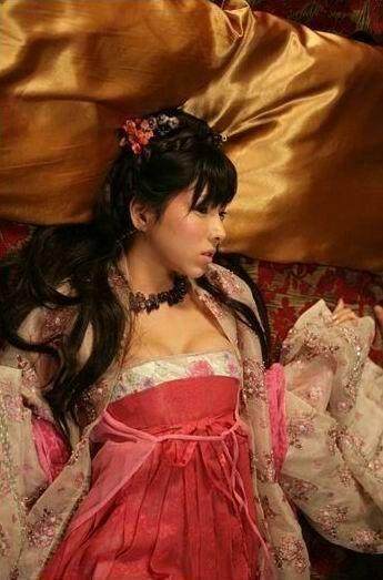 历代潘金莲得扮演者,王祖贤美而不淫,龚玥菲风骚性感,还有来搞笑的