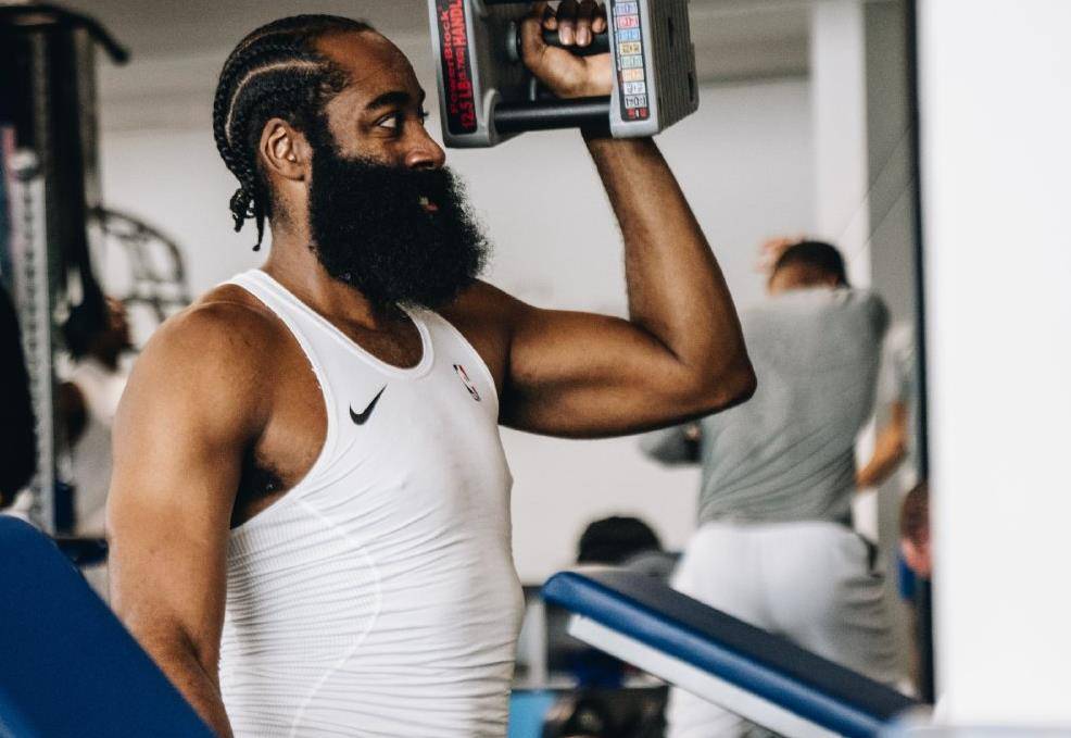 76人首发阵容浮出水面,哈登暴瘦一圈,76人仍可追求