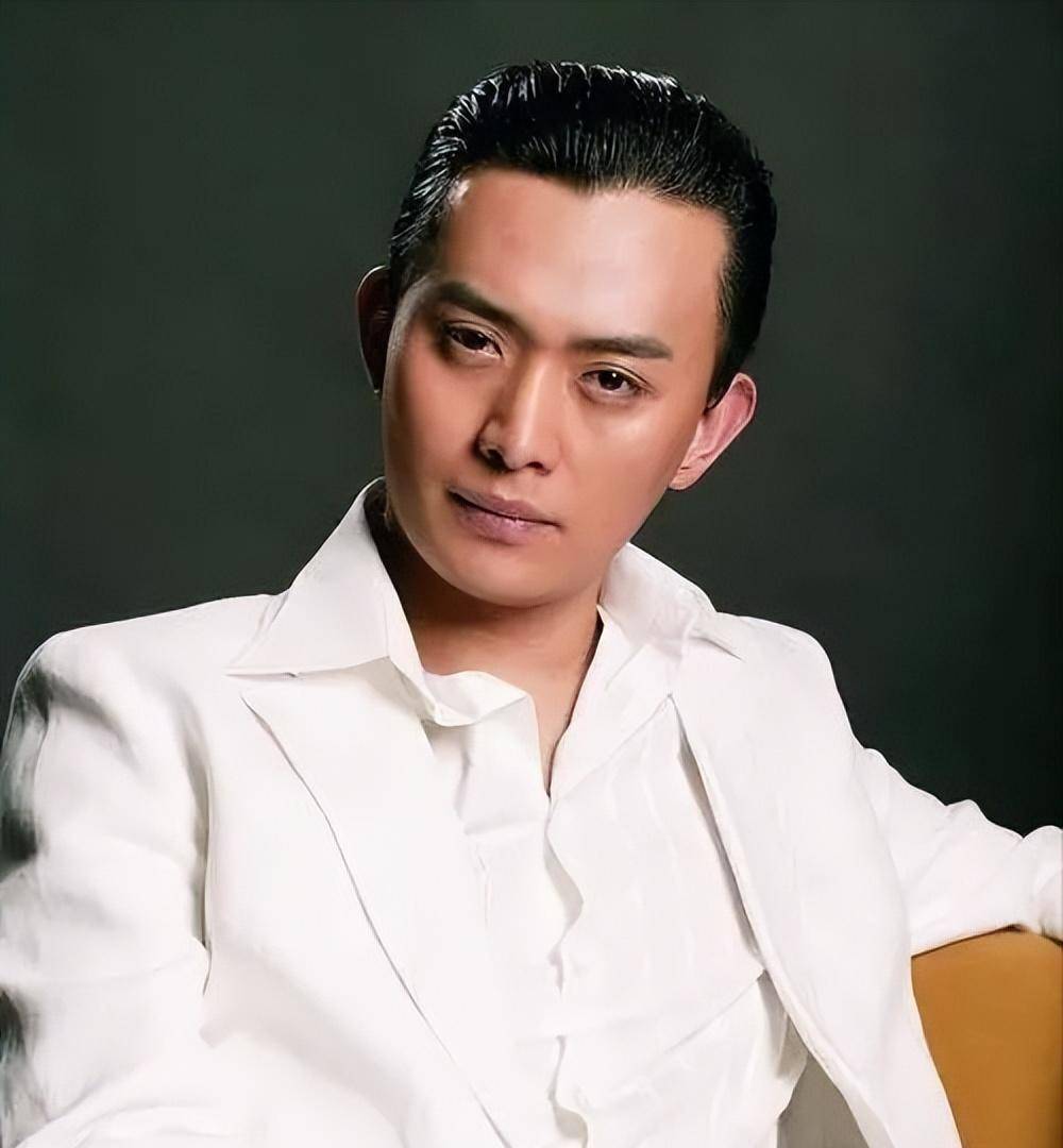 黄海冰:和丁克前妻离婚,二婚娶小12岁娇妻,育一双儿女幸福美满