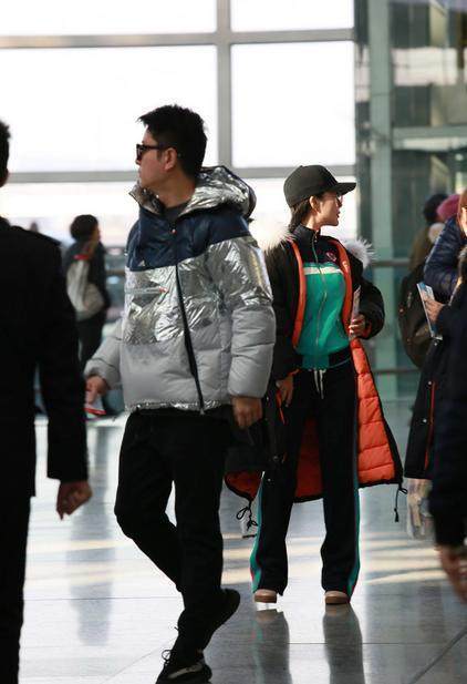 李小璐，贾乃亮现身机场，不穿高跟鞋的李小璐显示实在身高！