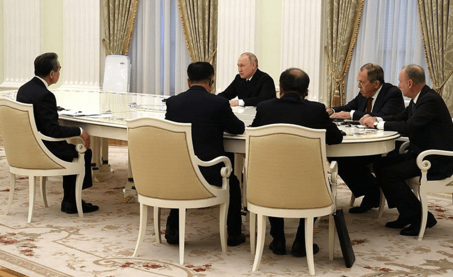 原创
            特殊时期，俄总统普京与王毅面对面会晤，向外界传递一个明确信号（男士名牌皮带10大品牌有哪些）
