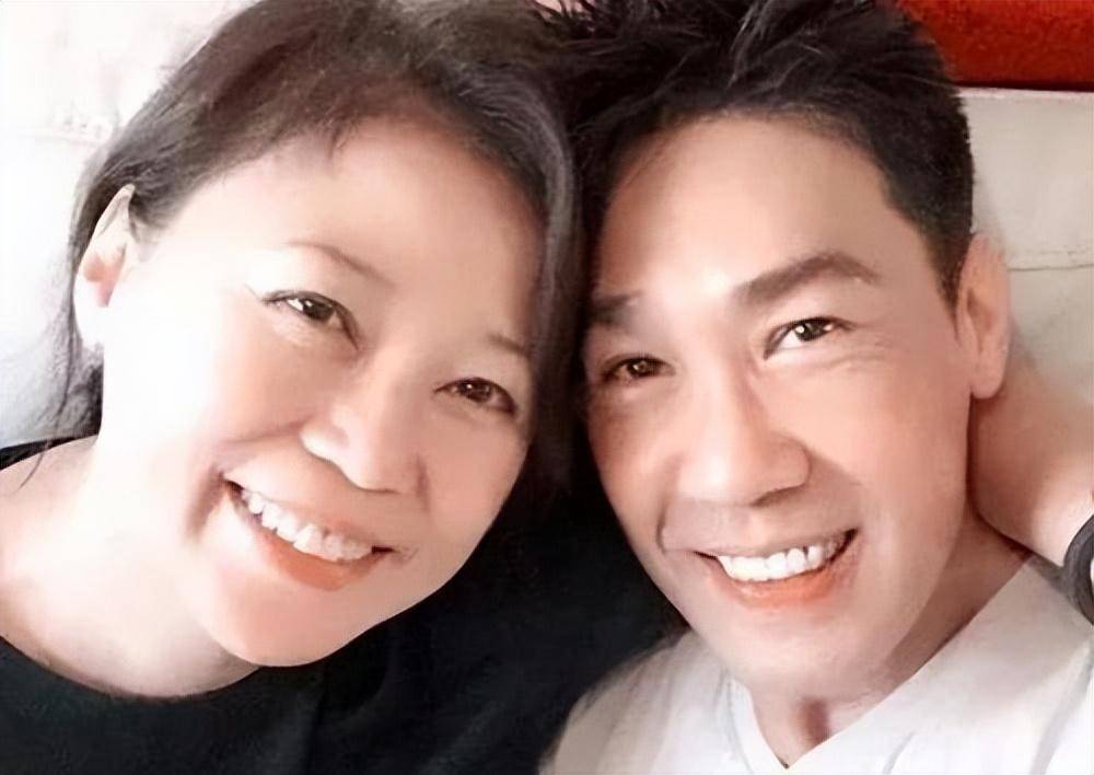 她是新加坡首位被称"阿姐"艺人,与丈夫相伴32年,儿女皆高颜值_湘云