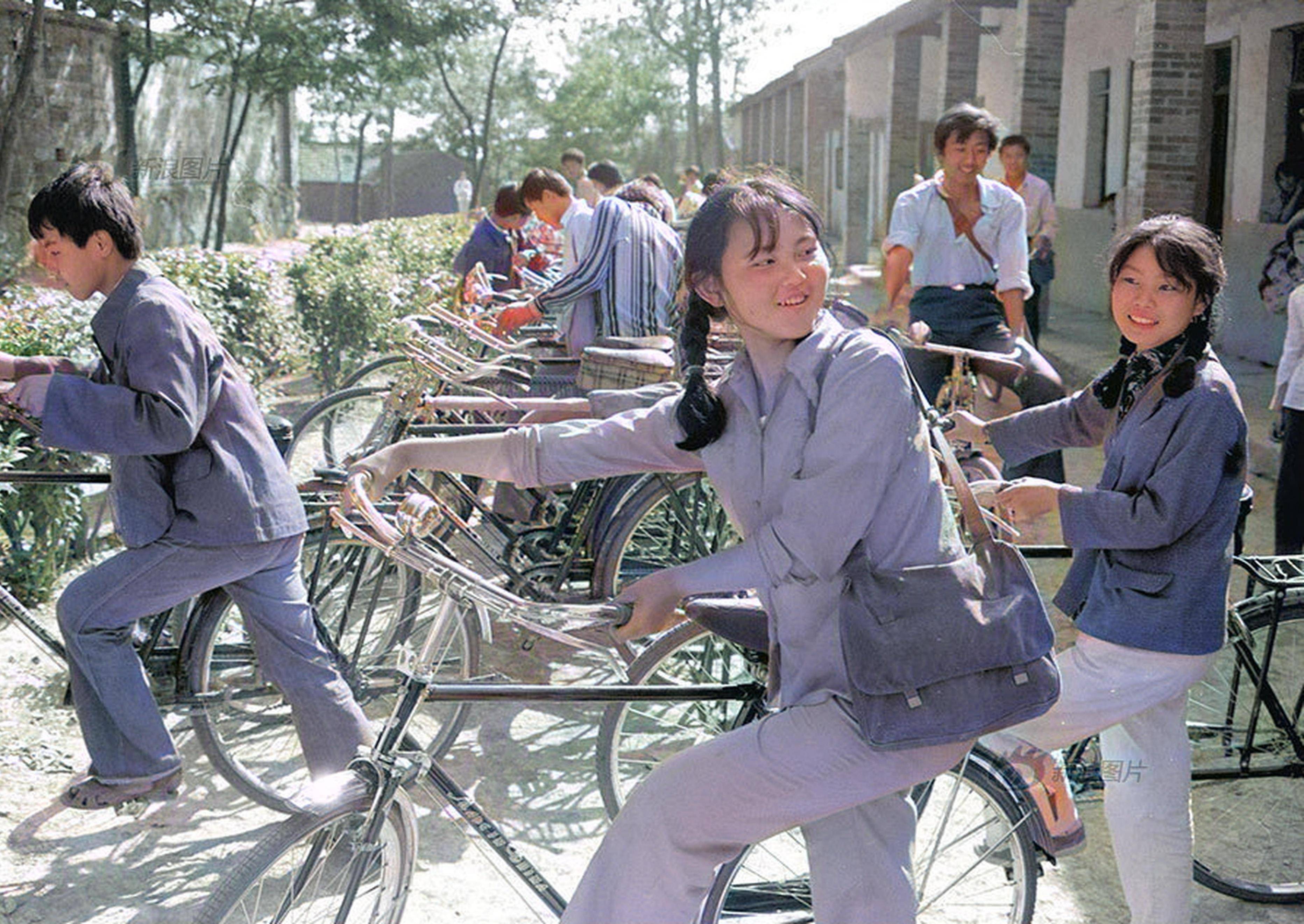 80年代老照片,闹洞房的新娘好娇羞,如花的演员们唱的是哪一出?