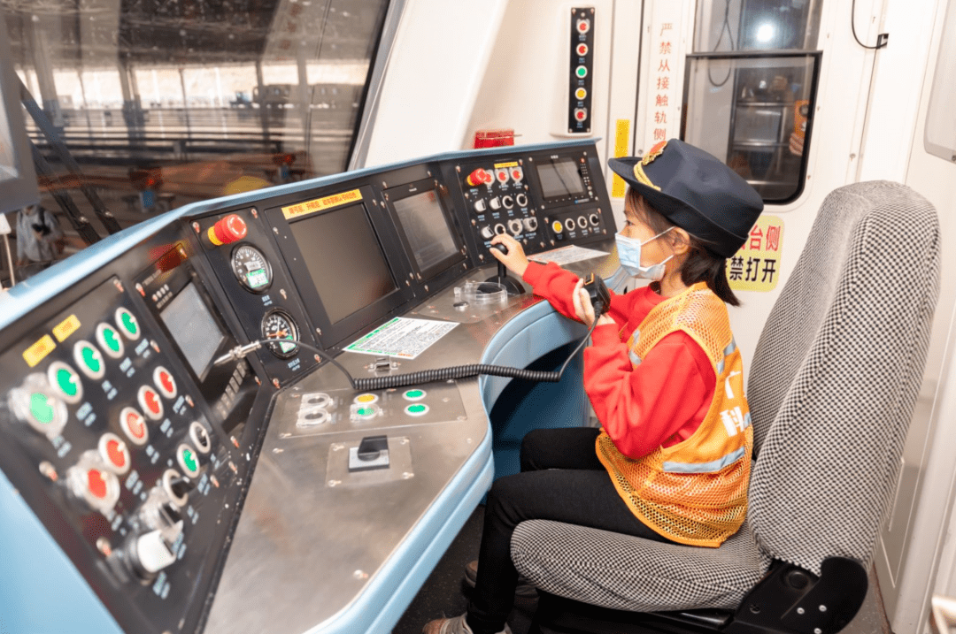 长进入司机驾驶室2是如何将车站秩序指挥得井井有条的这个宛如地铁站