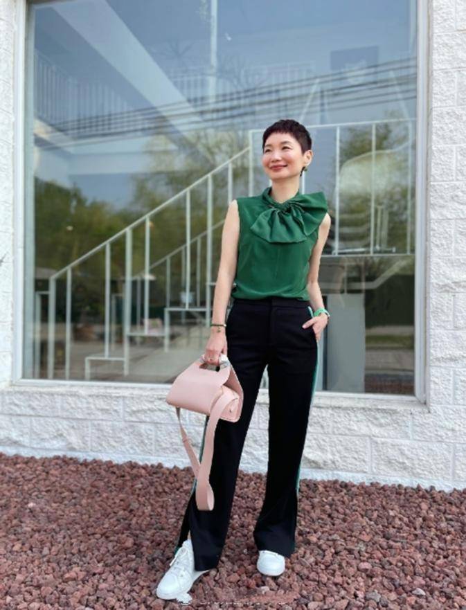 她被称为最优雅的时尚主编,常年一头利落短发,穿衣简约有格调_设计