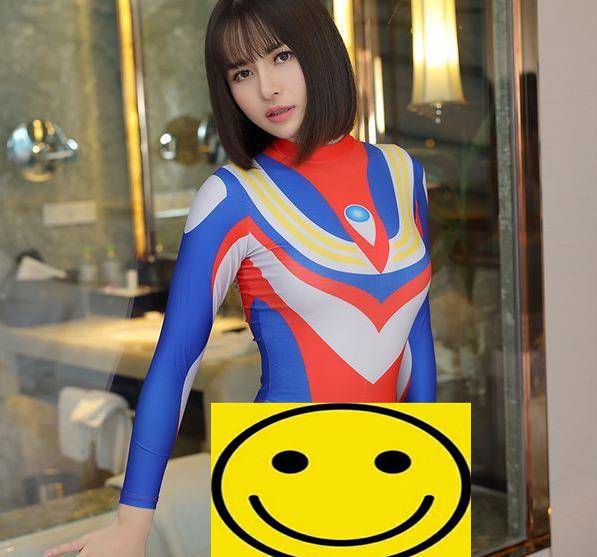 各版cos奥特曼,坐地铁提公文包上班,泰国小哥cos只需两颗糖