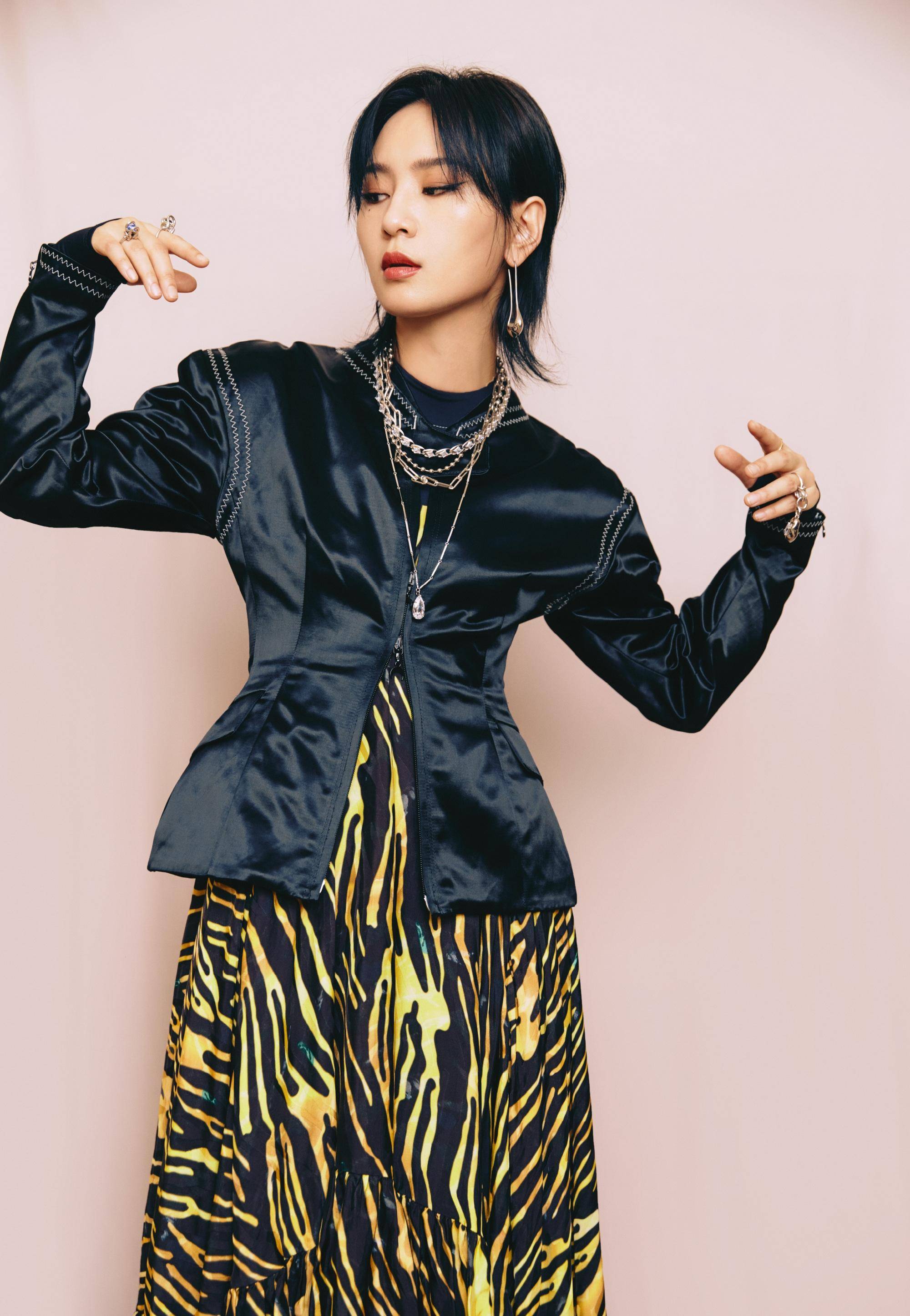 35岁周笔畅大胆挑战炫彩条纹裙,惊艳众人女人味十足_造型_长裙_外套