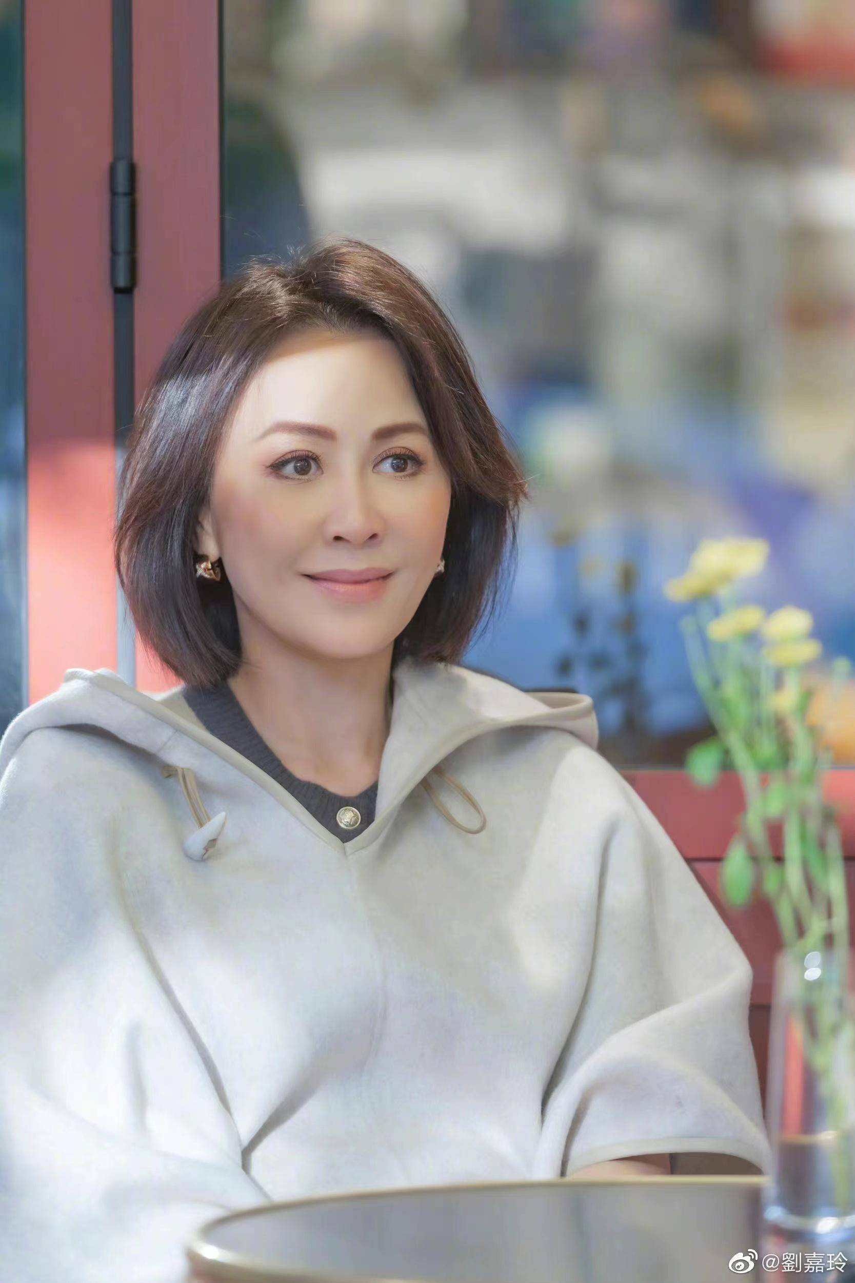 56岁刘嘉玲真时髦,斗篷大衣搭直筒裤,休闲又惬意_造型_气质_服饰