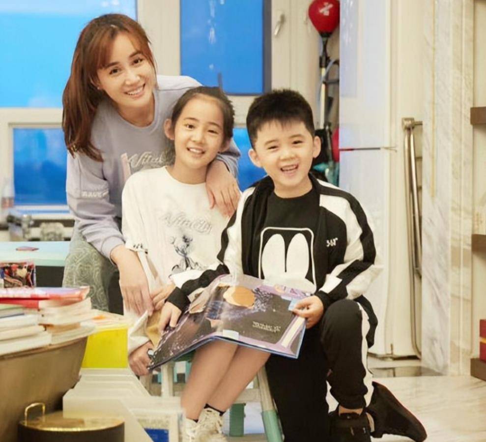 歌手沙宝亮:与初恋妻子离婚后,再婚娶小16岁女友却不被看好_朱娜_杂技