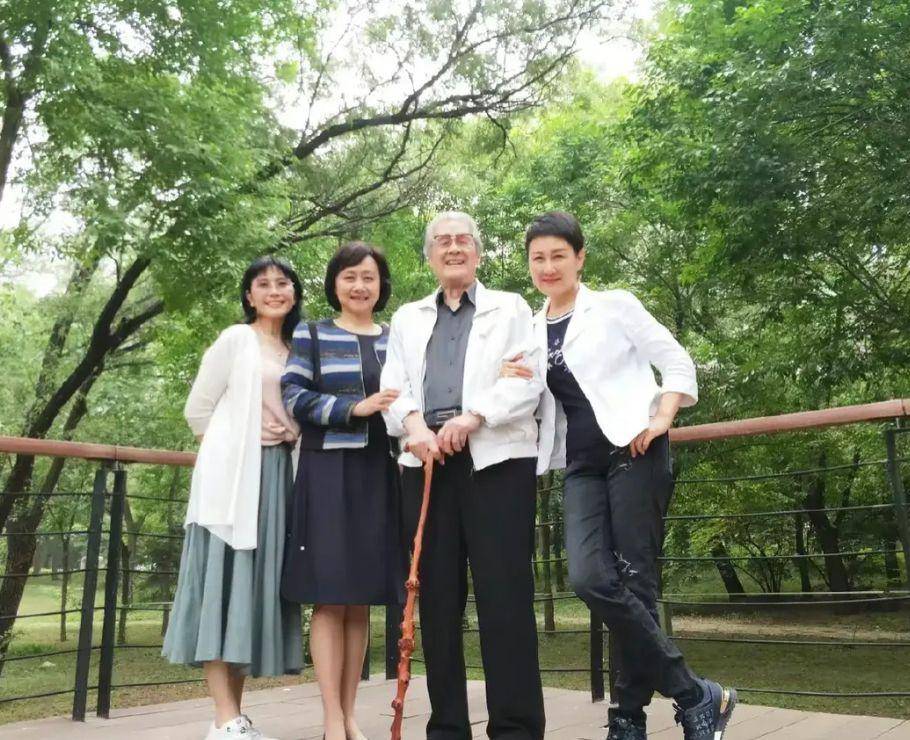 60岁张凯丽同框72岁黄梅莹!