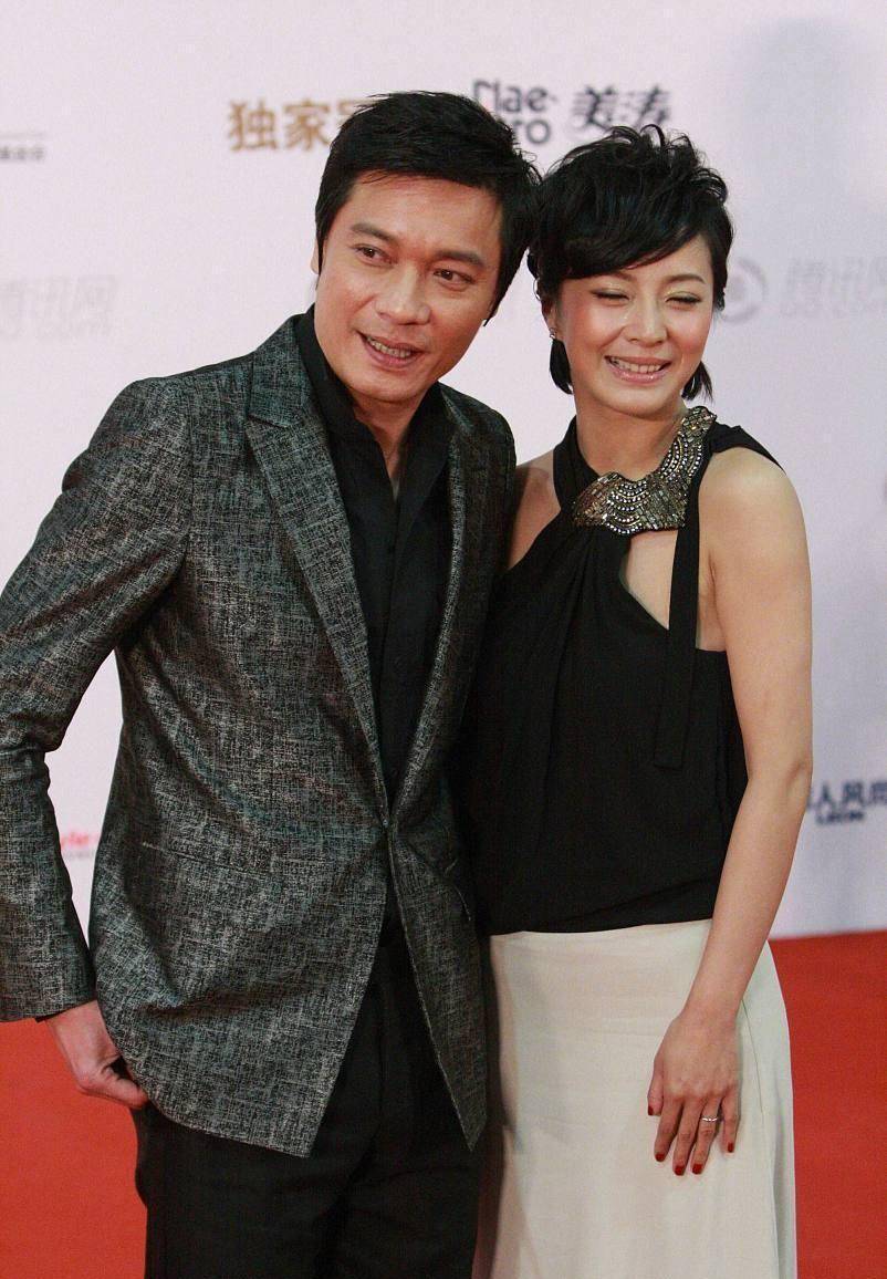 罗嘉良第二任妻子挺端庄,复古盘发配短裙,就是脸色略显"苍白"_设计的