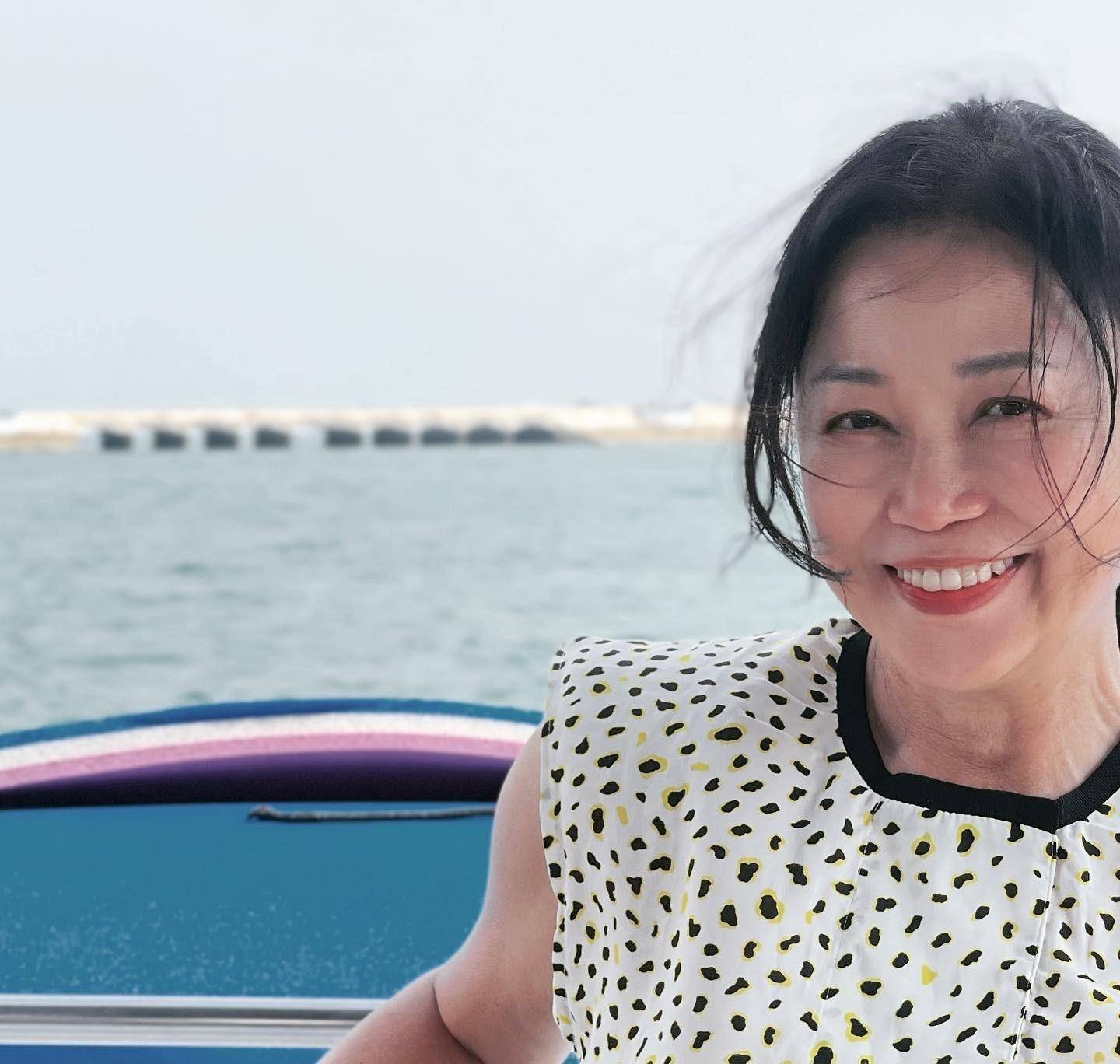 她是新加坡首位被称"阿姐"艺人,与丈夫相伴32年,儿女皆高颜值_湘云