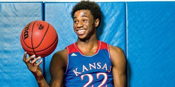 9篮板,他打破了堪萨斯大学大一球员的得分纪录.