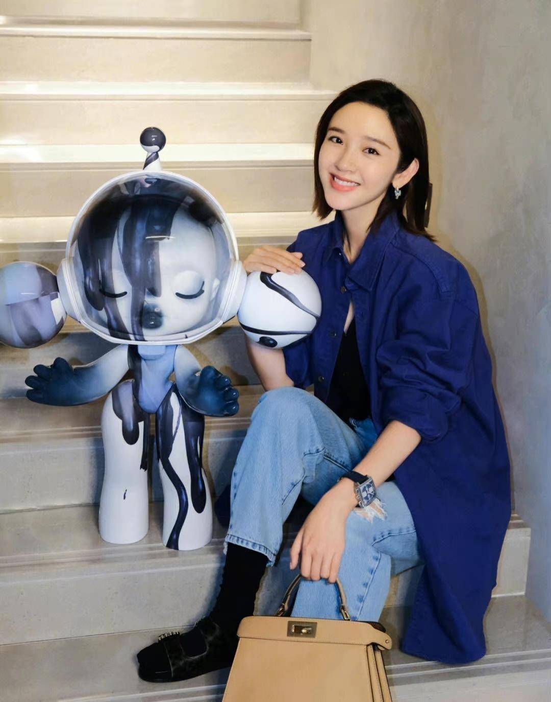 唐艺昕的居家穿搭太时髦了,蓝色衬衫搭配牛仔裤,看上去像大学生_时尚