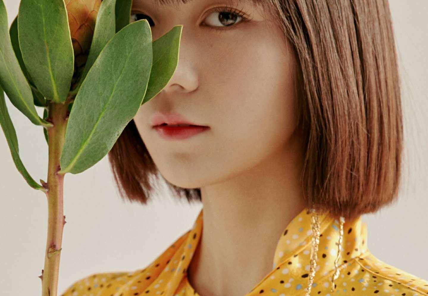 段奥娟露肩裙街拍,齐刘海造型直击人心,这拍摄角度认真的?