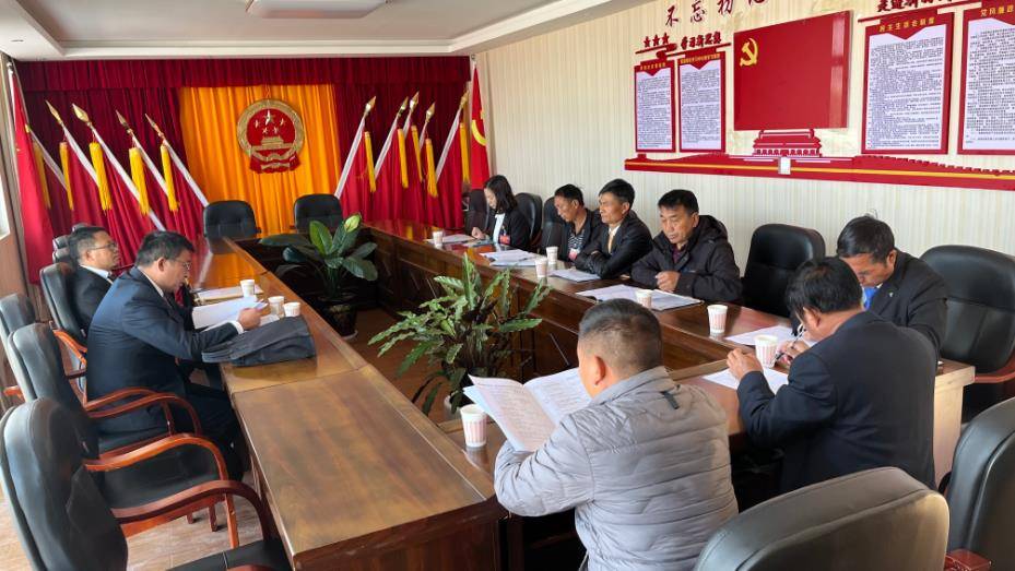 会议号召,全乡上下要更加紧密地团结在党中央周围,在县委,县政府和乡