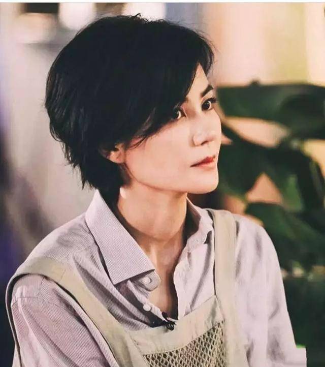 王菲罕见剪齐刘海太少女,穿搭简约符合春日气息,52岁状态真好_短发