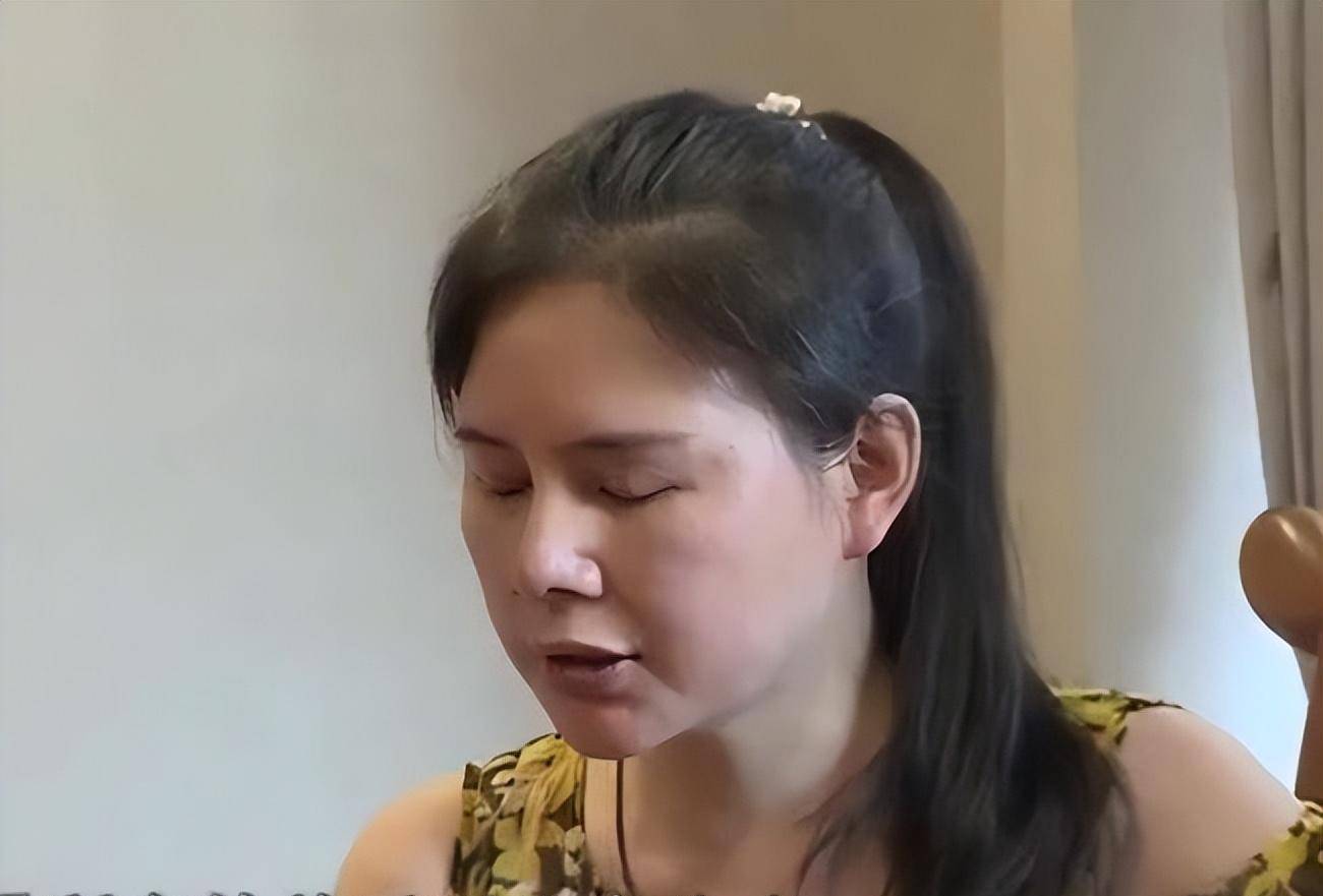 老张见拗不过,只好自己一个人吃饭,不过他一边吃一边暗自留意吴碧莲的