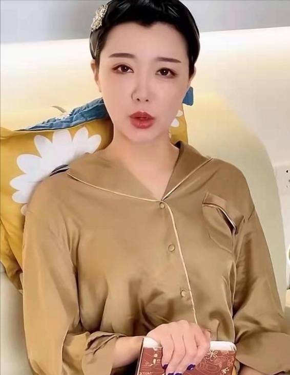 郑女士的大号已经被网友们给骂的"遍体鳞伤",但她