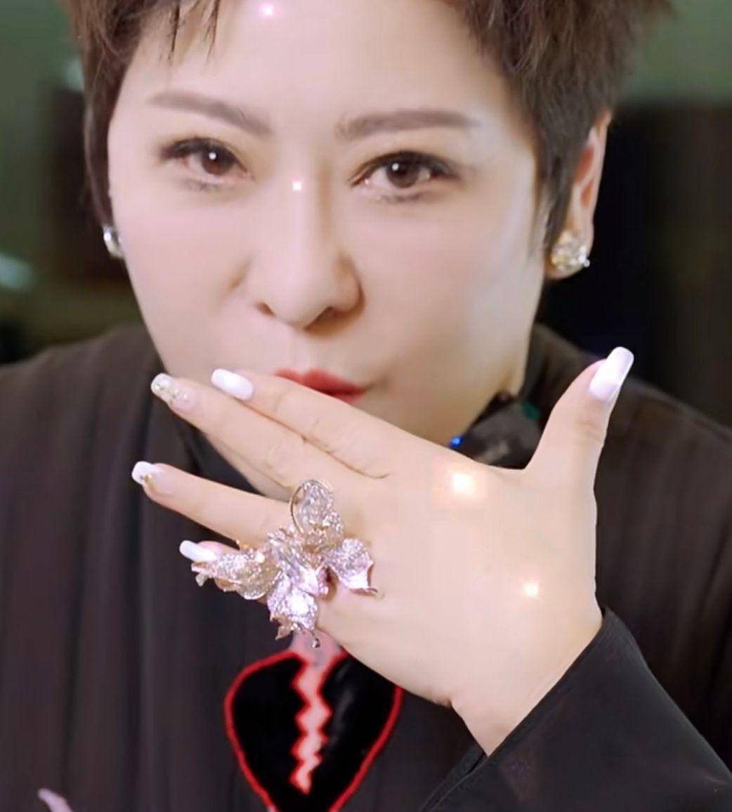 7千块的早餐,8千万的戒指,15亿的豪宅,女明星们炫起富来真夸张_王艳