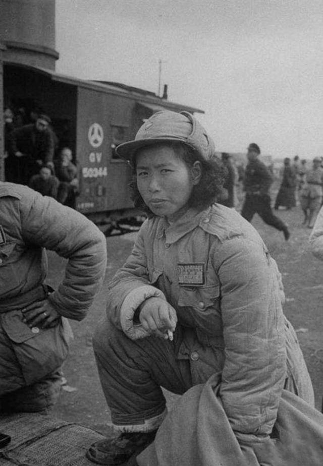 美国记者拍的淮海战役国军照片:士兵看军官吃肉,女兵蹲地抽烟
