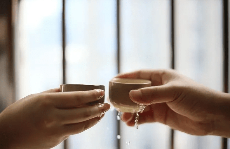 给别人倒酒时,最忌讳"祭祀手",什么是祭祀手?