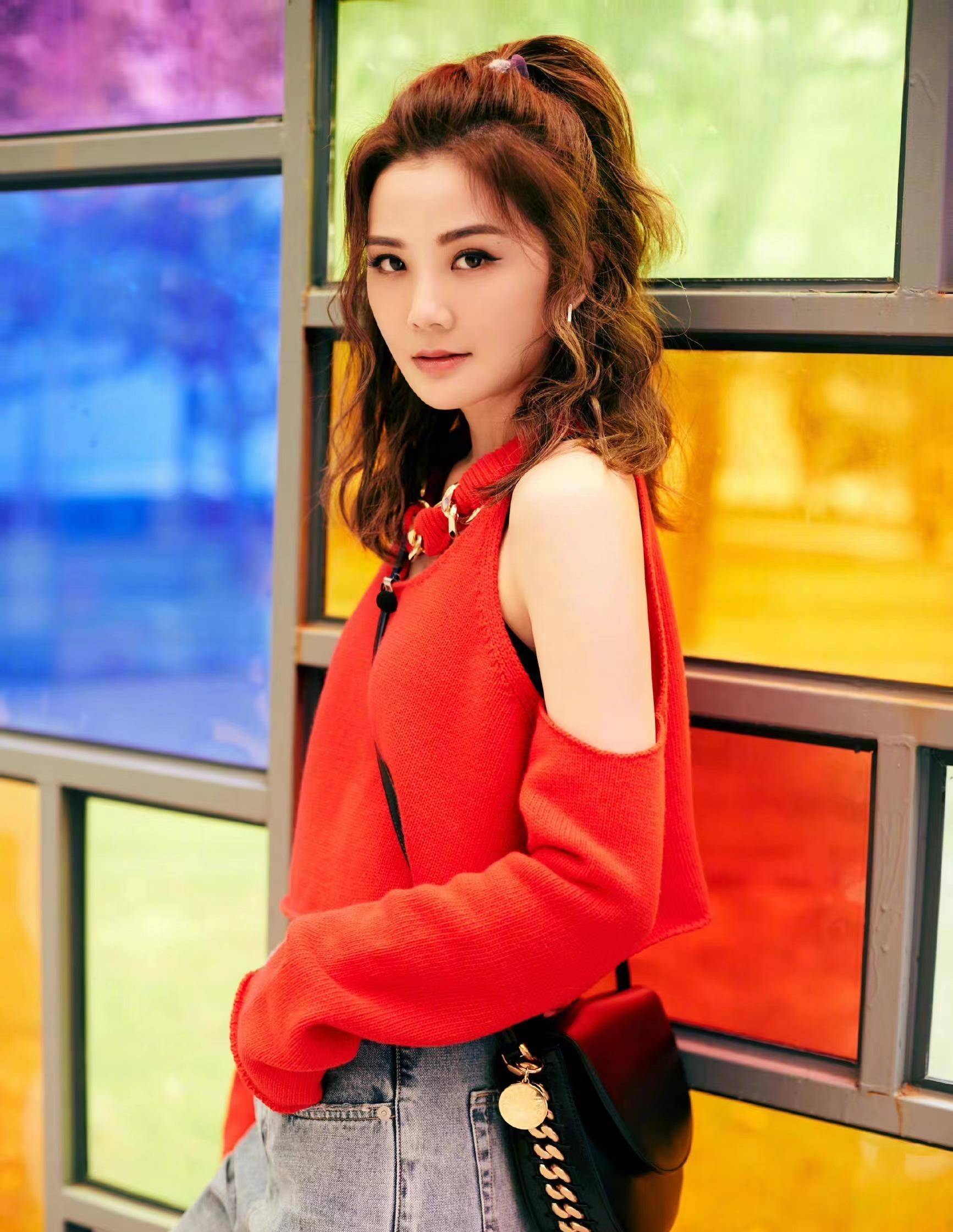 的魅力,特别适合走轻熟风格的女生,而且蔡卓妍这款发型的长度也很不错