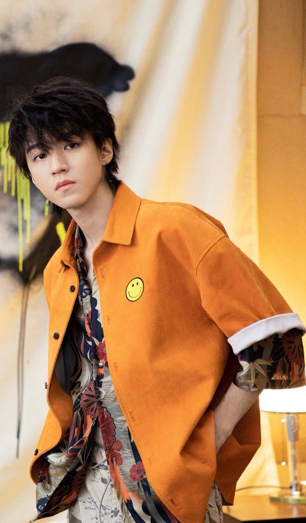 王俊凯《时尚cosmo》五月刊,衬衫 背心 短裤,是春夏之际的味道_少年