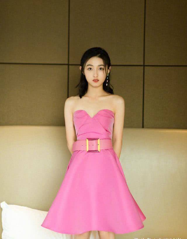 张子枫是真"嫩",穿粉色抹胸裙都难掩清纯,少女感十足_裙子_连衣裙_的