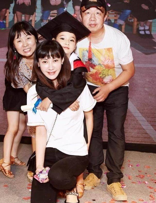 "江玉燕"晒全家照,出道16年无绯闻嫁丑老公,女儿美艳如妈!