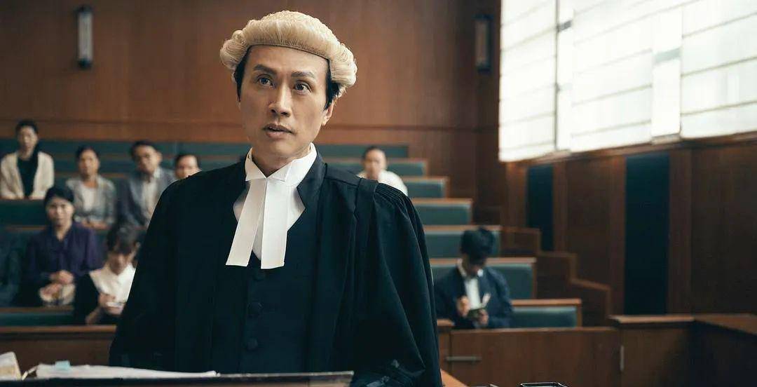 尤其看到黄子华头戴白色假发,身穿黑色律师袍站在法庭上侃侃而谈的