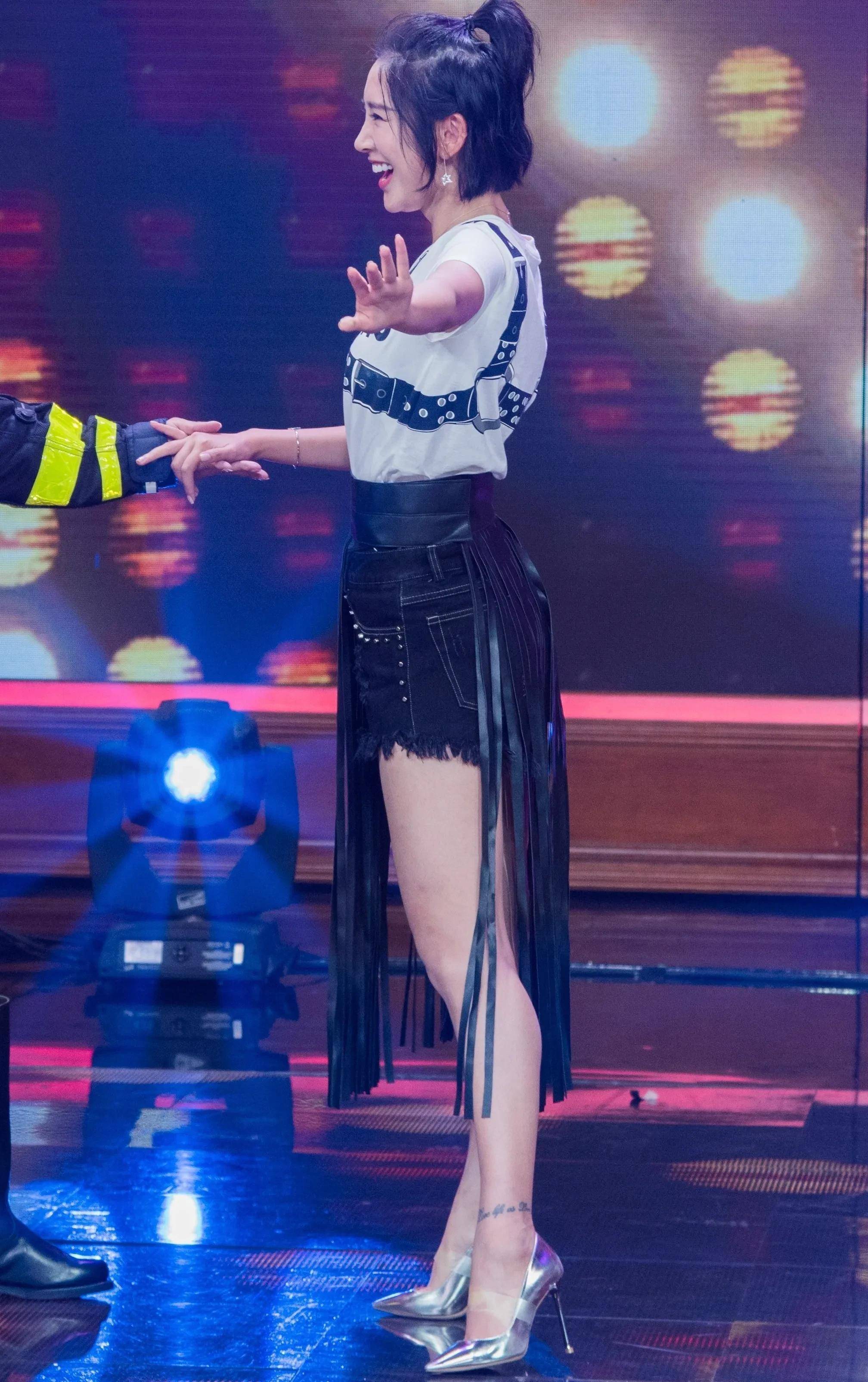 唐艺昕的高跟鞋美图_美女_明星_黑色