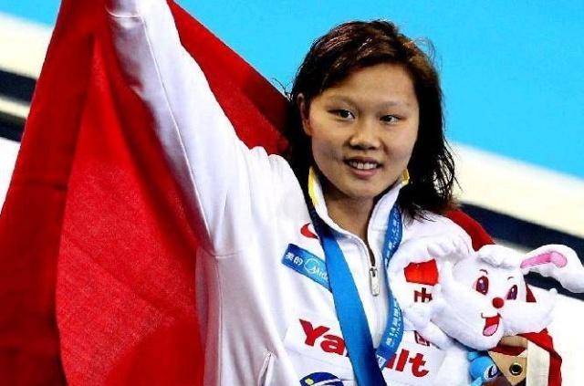 她其貌不扬却身材傲人,比赛生理期夺冠后疼到昏倒,现家庭很美满_赵菁