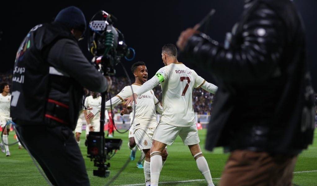 足坛疯狂一夜:两大领头羊狂飙,c罗哈兰德创历史,皇马获青训至宝