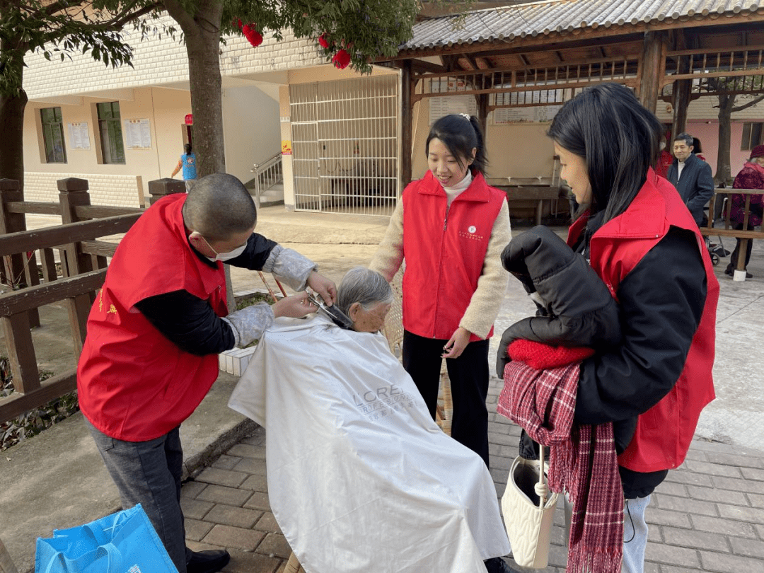 寻乌县长宁镇三二五村开展"志愿敬老行 关爱传真情"活动_老人_服务