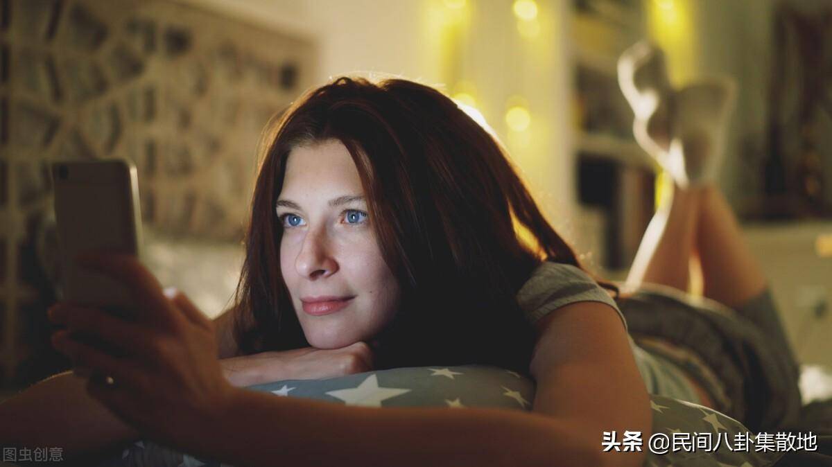 那个男人对自己还念念不忘,两人聊到凌晨两点多钟才睡觉,闭上眼睛时