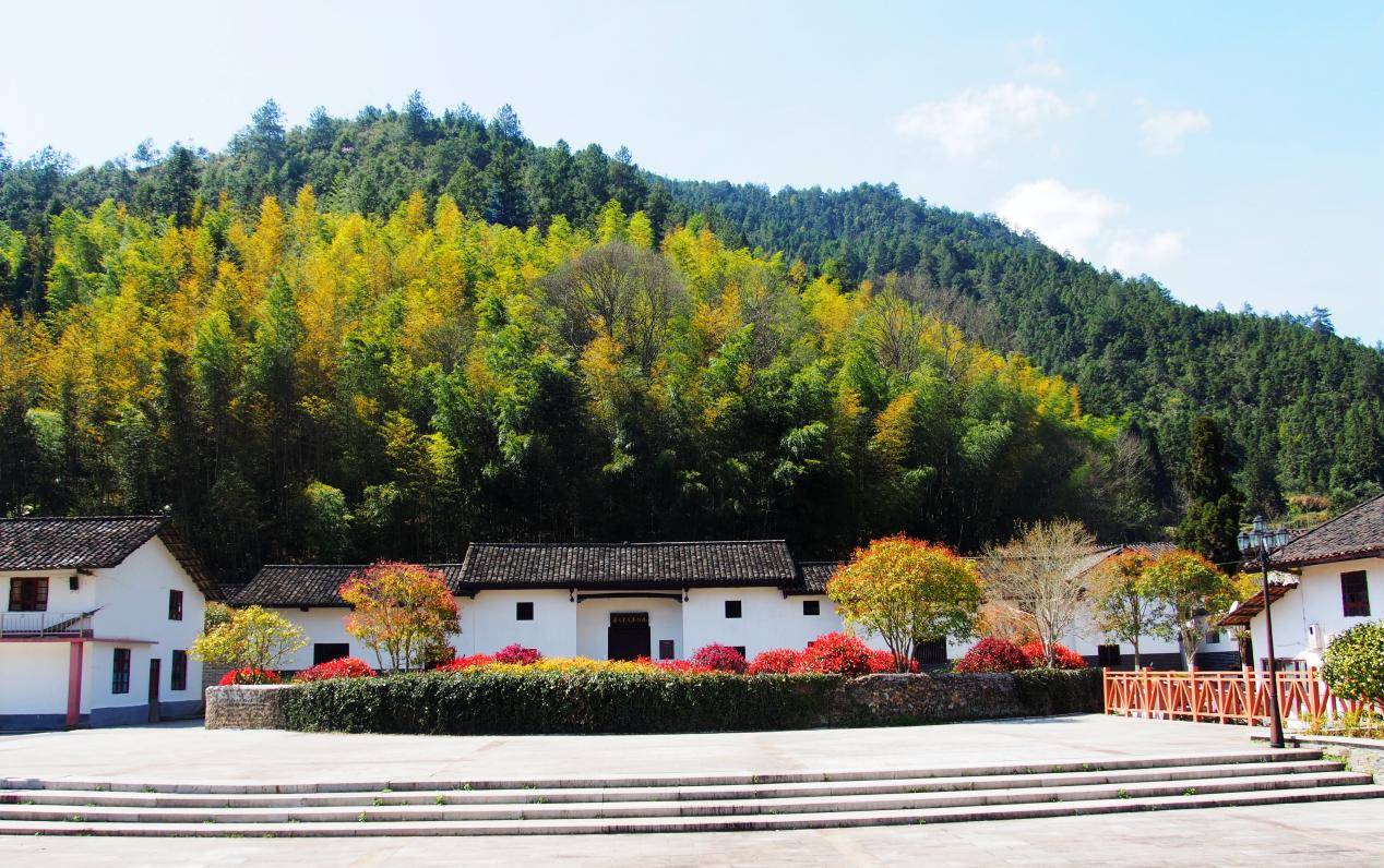 邓力群故居位于桂东县寨前镇流源村山口组,是原中共中央书记处书记